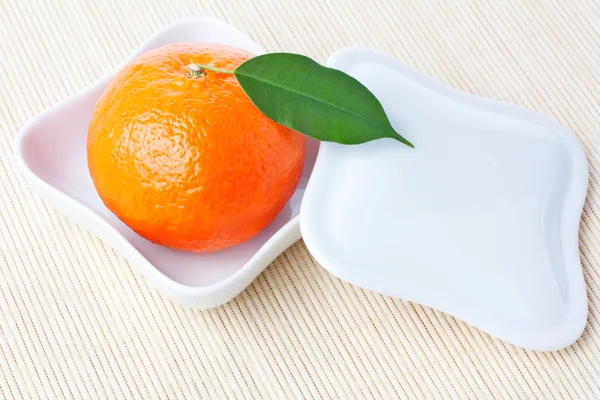 Ripe Fresh Orange Tangerine Green Leaf White Shaped Plate Cover — Stock Photo, Image