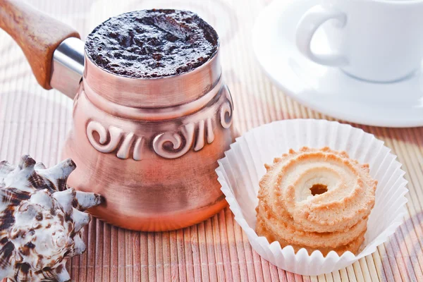 Turkish coffee in copper coffee pot and cookies — Stock Photo, Image