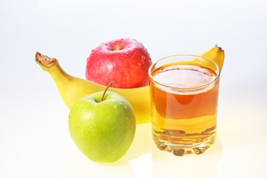 muz, kırmızı ve yeşil elma ve elma suyu
