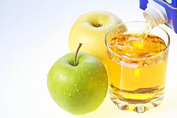 Green Yellow Apples Glass Filling Apple Juice — Stock Photo, Image