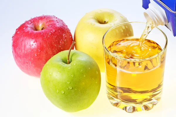stock image Green, red and yellow apples and glass of juice