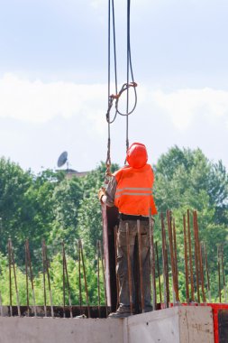 Donatıcı Oluşturucusu alt Orange üniforma ve kask kayışlar, inşaat alanı ile çalışma