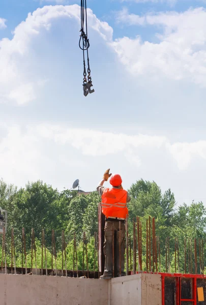 Bauarbeiter Orangefarbener Uniform Und Helm Mit Gurten Auf Baustelle — Stockfoto