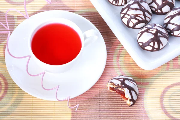 Copa de té y chocolate decorado pasteles de especias heladas — Foto de Stock