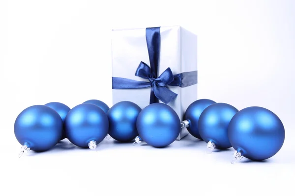Kerstballen en een geschenk — Stockfoto