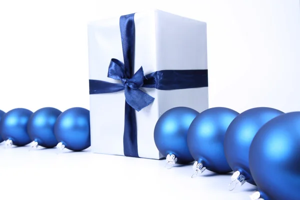 Karácsonyi labdák és egy ajándék — Stock Fotó
