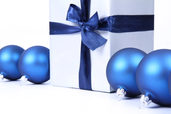 Vánoční míče a dárek — Stock fotografie