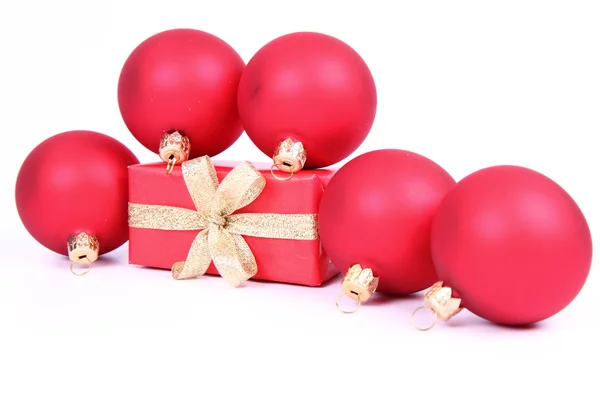Palle di Natale e un regalo — Foto Stock
