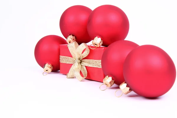 クリスマスボールとプレゼント — ストック写真
