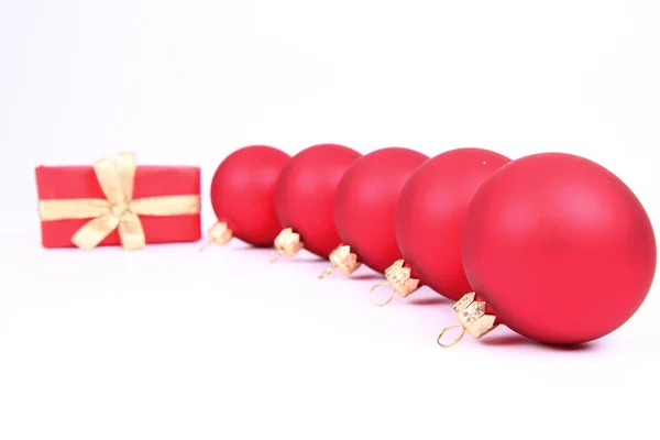 Julbollar och en gåva — Stockfoto
