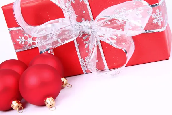 クリスマスボールとプレゼント — ストック写真