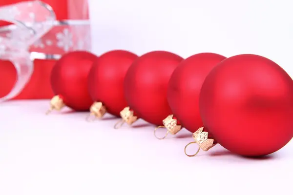 Bolas de Navidad y un regalo — Foto de Stock
