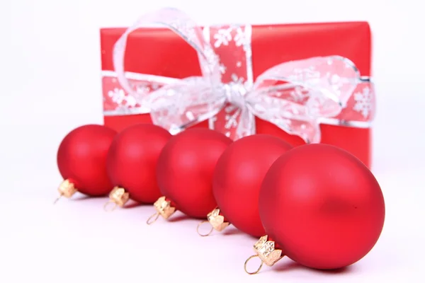 Julbollar och en gåva — Stockfoto