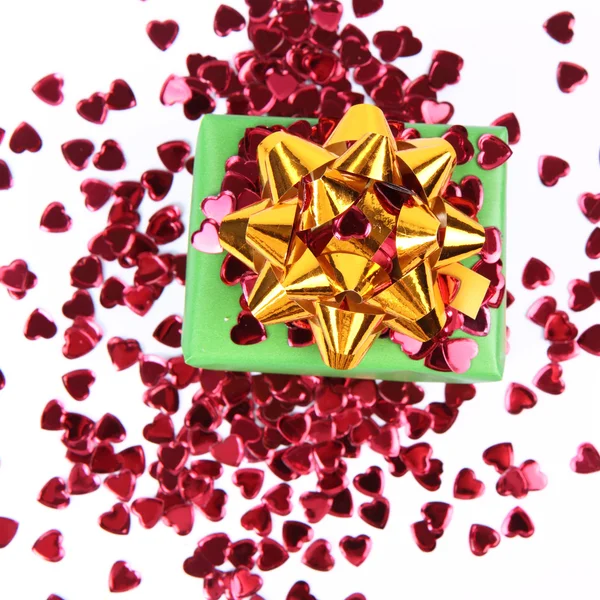 Cadeau et confettis en forme de coeur — Photo