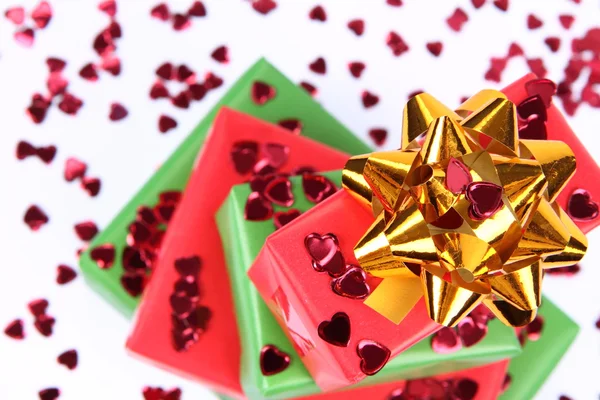 Cadeaux avec confettis en forme de coeur — Photo