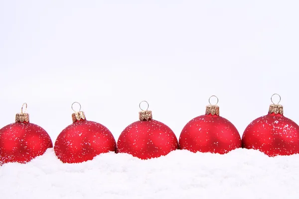 Julbollar på snö — Stockfoto
