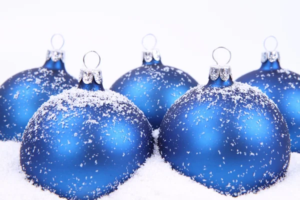 Julbollar på snö — Stockfoto
