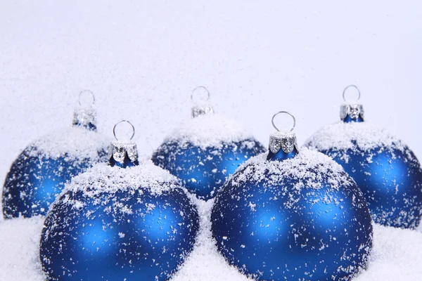 Weihnachtskugeln auf Schnee — Stockfoto