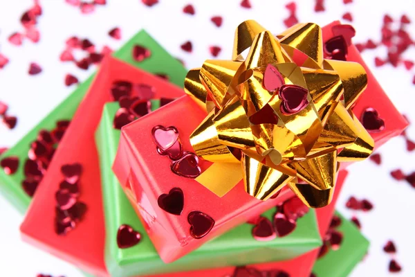 Cadeaux et confettis en forme de coeur — Photo