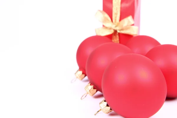 Bolas de Natal e um presente — Fotografia de Stock