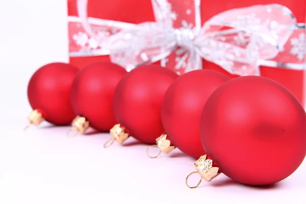 Bolas de Navidad y un regalo —  Fotos de Stock