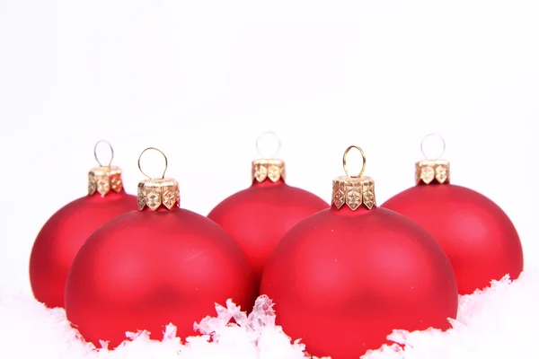 Рождественские шары на снегу — стоковое фото