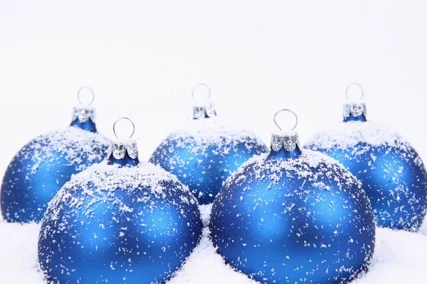 Palle di Natale sulla neve — Foto Stock