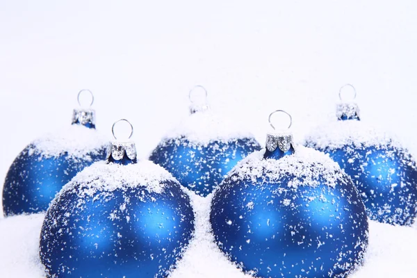Bolas de Natal na neve — Fotografia de Stock