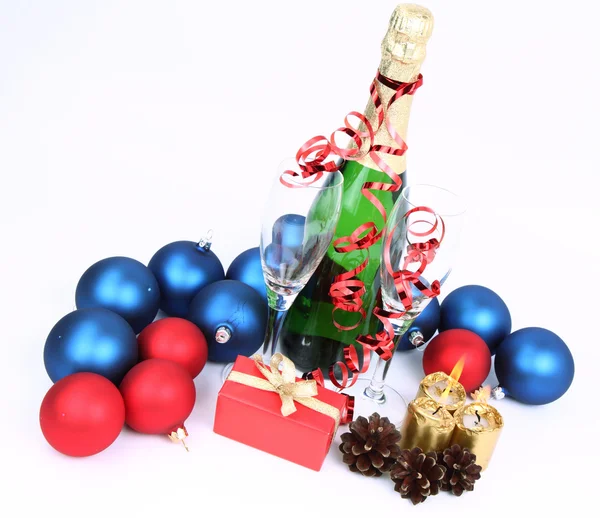 Champagne adn adornos de Navidad — Foto de Stock