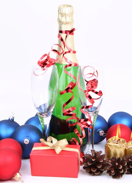 Champagner und Weihnachtsschmuck — Stockfoto