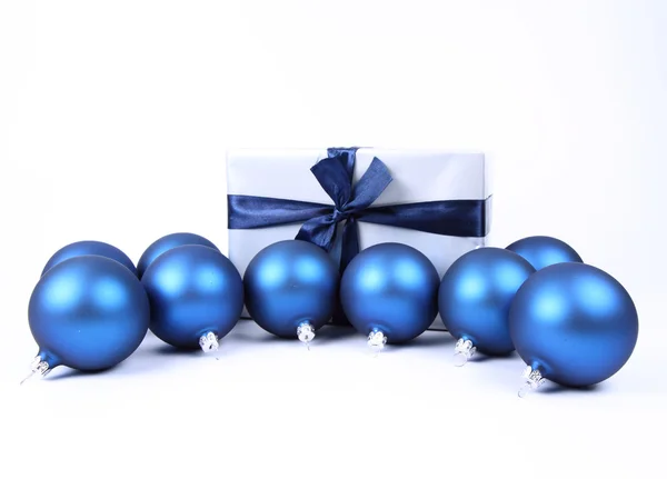 Noel baloları ve bir hediye. — Stok fotoğraf