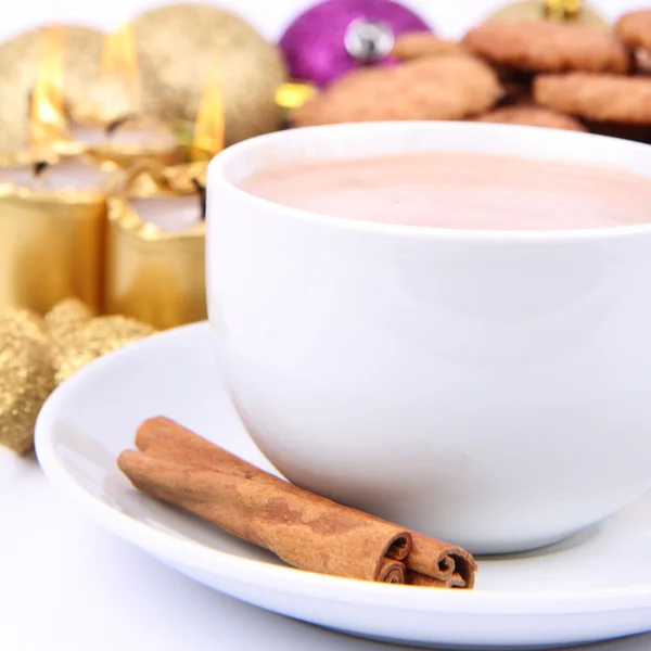 Pohár Forró Csokoládé Fahéj Fahéjas Sütivel Arany Gyertyát Karácsonyi Golyókat — Stock Fotó
