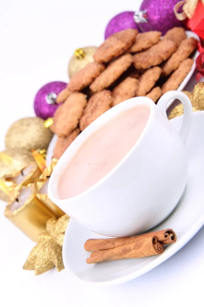 杯热巧克力与肉桂 桂皮饼干和黄金蜡烛与背景下的圣诞球 — 图库照片