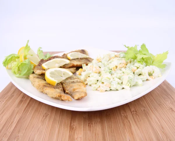 Peixe frito com salada lateral — Fotografia de Stock