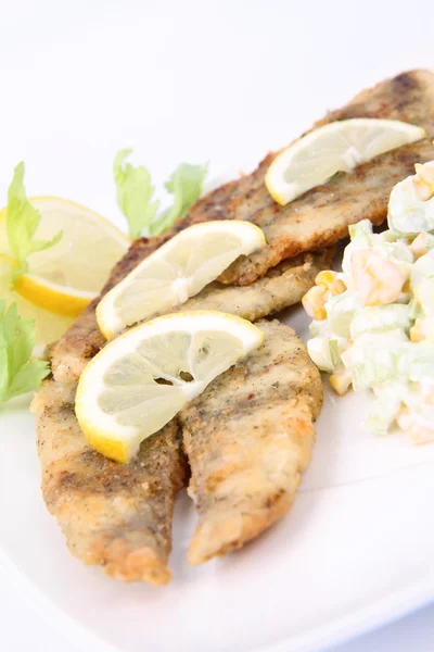 Pesce fritto con insalata laterale — Foto Stock