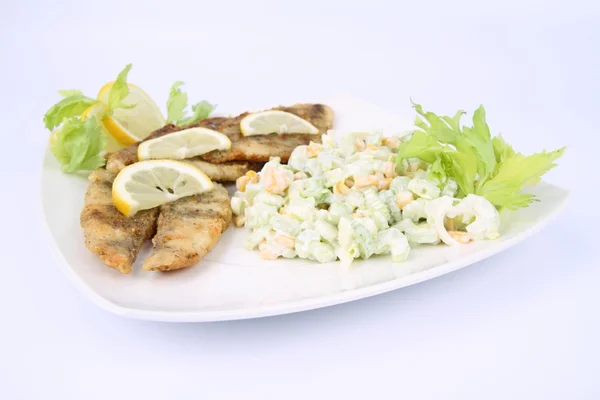 Poisson frit avec salade latérale — Photo
