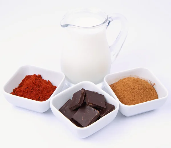 Гарячі Шоколадні Інгредієнти Шматочки Шоколаду Порошкоподібна Кориця Чилі Палички Кориці — стокове фото