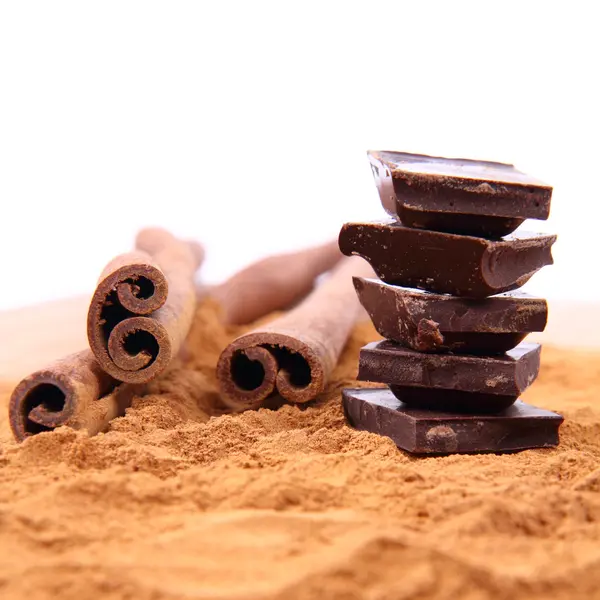 Pedaços Chocolate Com Paus Canela Canela Moída — Fotografia de Stock