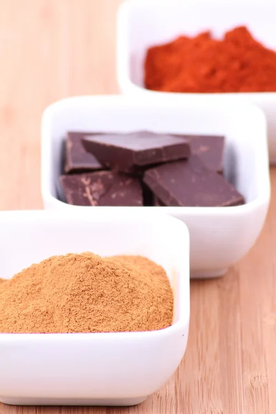 Horká Čokoláda Ingredience Kousky Čokolády Skořice Sušené Chili — Stock fotografie