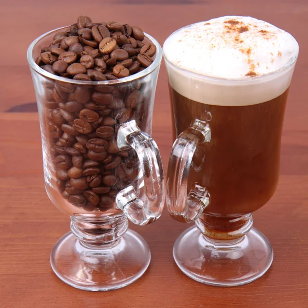 Kieliszek Caffe Latte Szklanki Ziaren Kawy — Zdjęcie stockowe