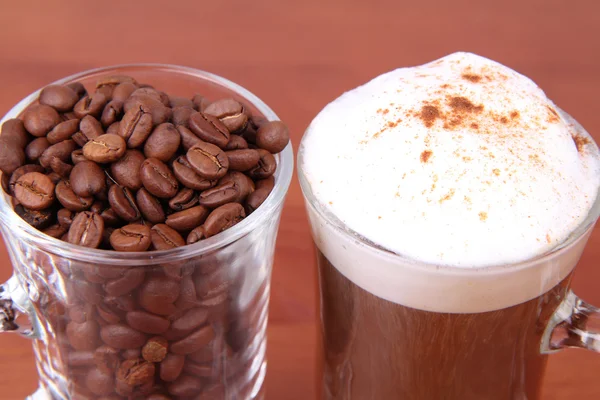 Caffe Latte Kahve Çekirdekleri Bir Bardak Bardak — Stok fotoğraf