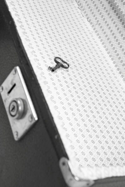 Sleutel in koffer — Stockfoto