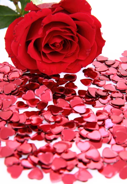 Κόκκινα Τριαντάφυλλα Και Καρδούλες Κομφετί Άσπρο Φόντο — Φωτογραφία Αρχείου