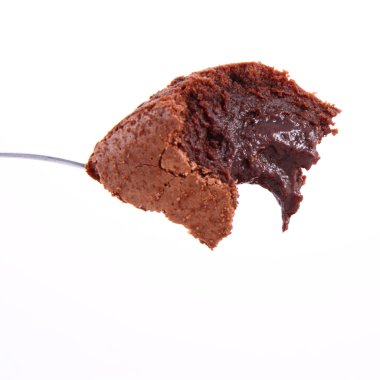 Brownie bir kaşık beyaz bir arka plan üzerinde bir ısırık