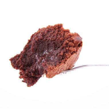 Brownie bir kaşık beyaz bir arka plan üzerinde bir ısırık