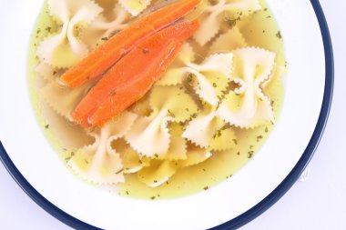 Farfalle makarna ve havuç bir tabakta tavuk çorbası