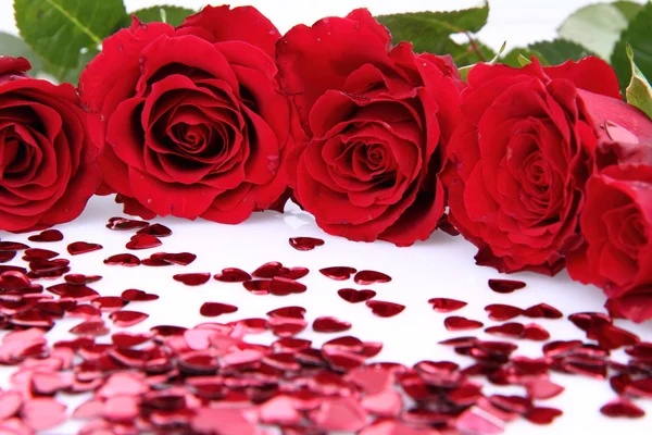 Rosas rojas y confeti — Foto de Stock