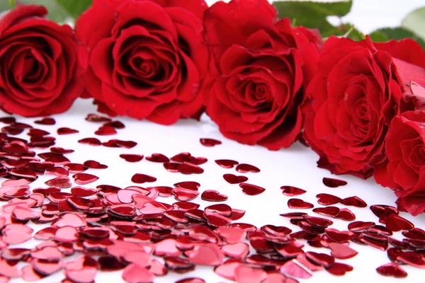 Rosas rojas y confeti —  Fotos de Stock