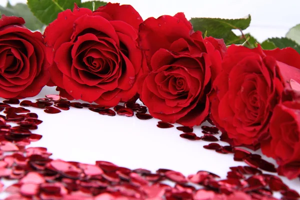 Roses Rouges Confettis Forme Coeur Sur Fond Blanc — Photo
