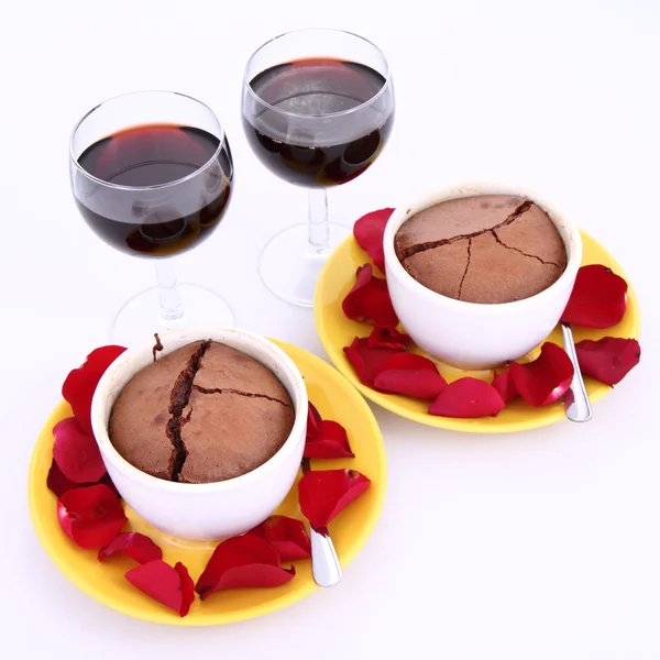 Souffles Cioccolato Decorati Con Petali Rosa Vino Rosso Due — Foto Stock